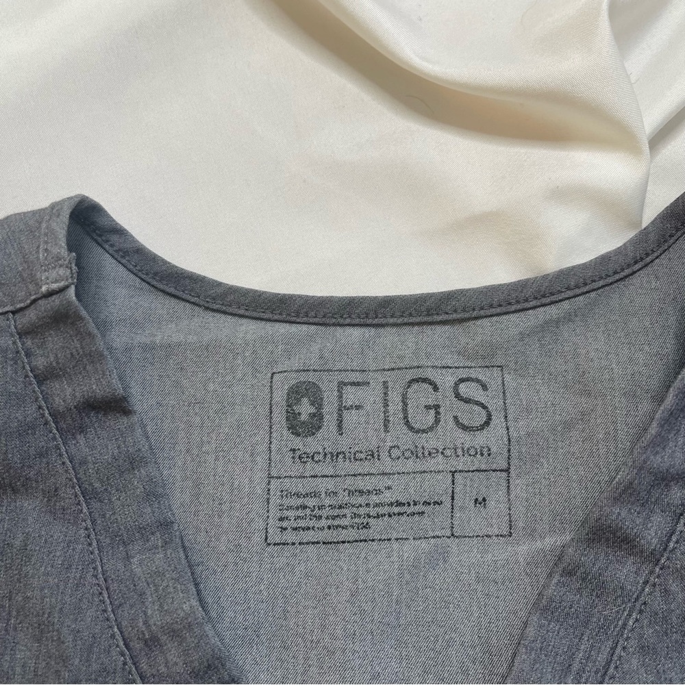 Figs Scrubs Graphite Grey Catarina Doctor Nurse One Pocket V-Neck Scrub Top - Picture 8 of 8